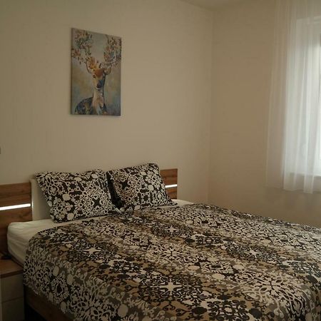 Holiday Apartman With Free Parking Győr Exteriör bild