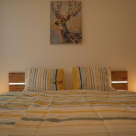 Holiday Apartman With Free Parking Győr Exteriör bild