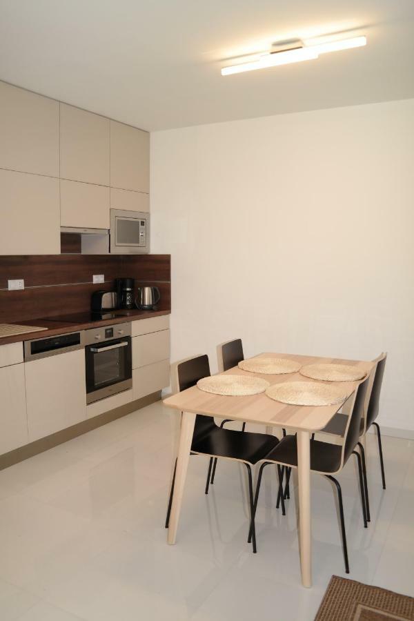 Holiday Apartman With Free Parking Győr Exteriör bild