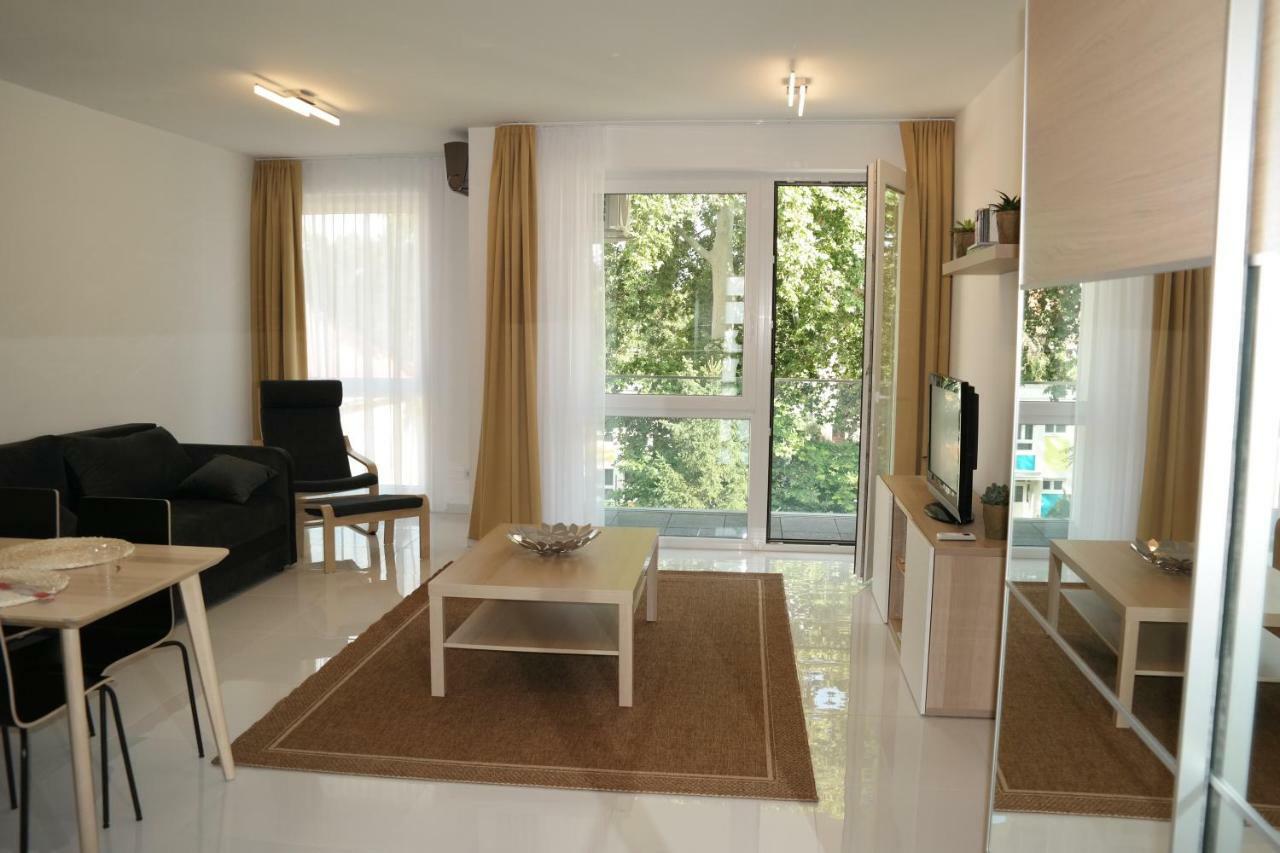 Holiday Apartman With Free Parking Győr Exteriör bild