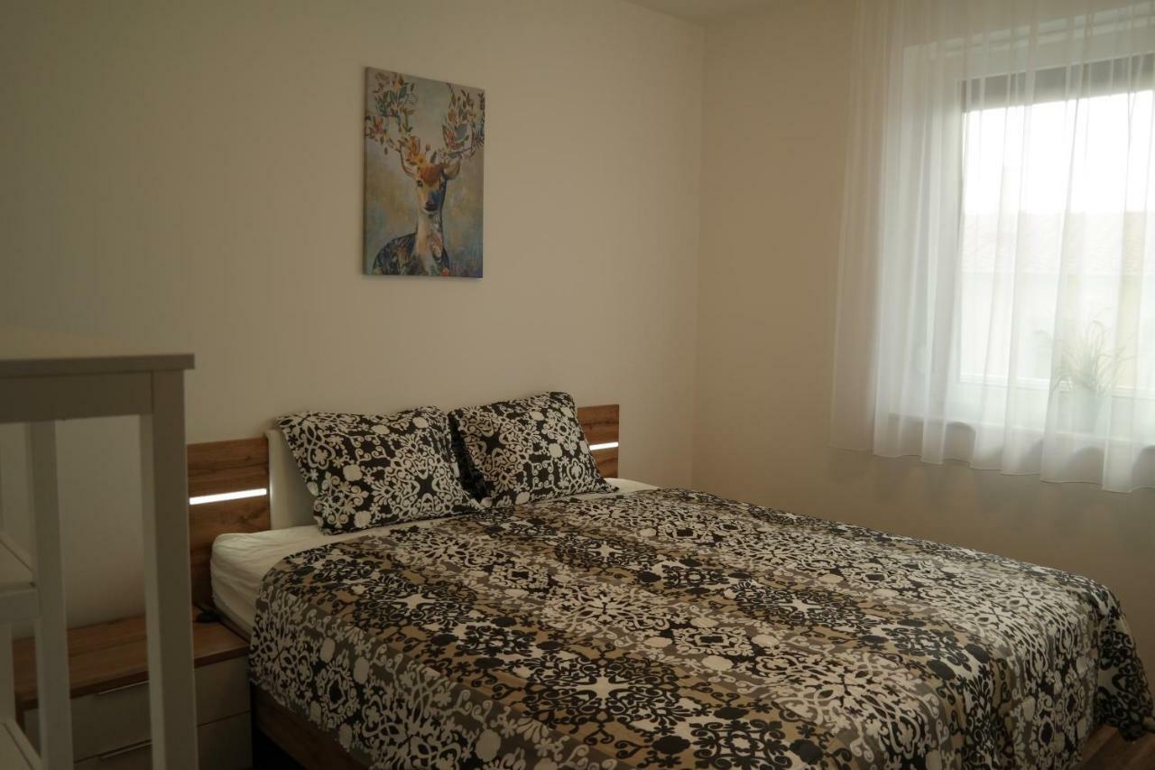 Holiday Apartman With Free Parking Győr Exteriör bild