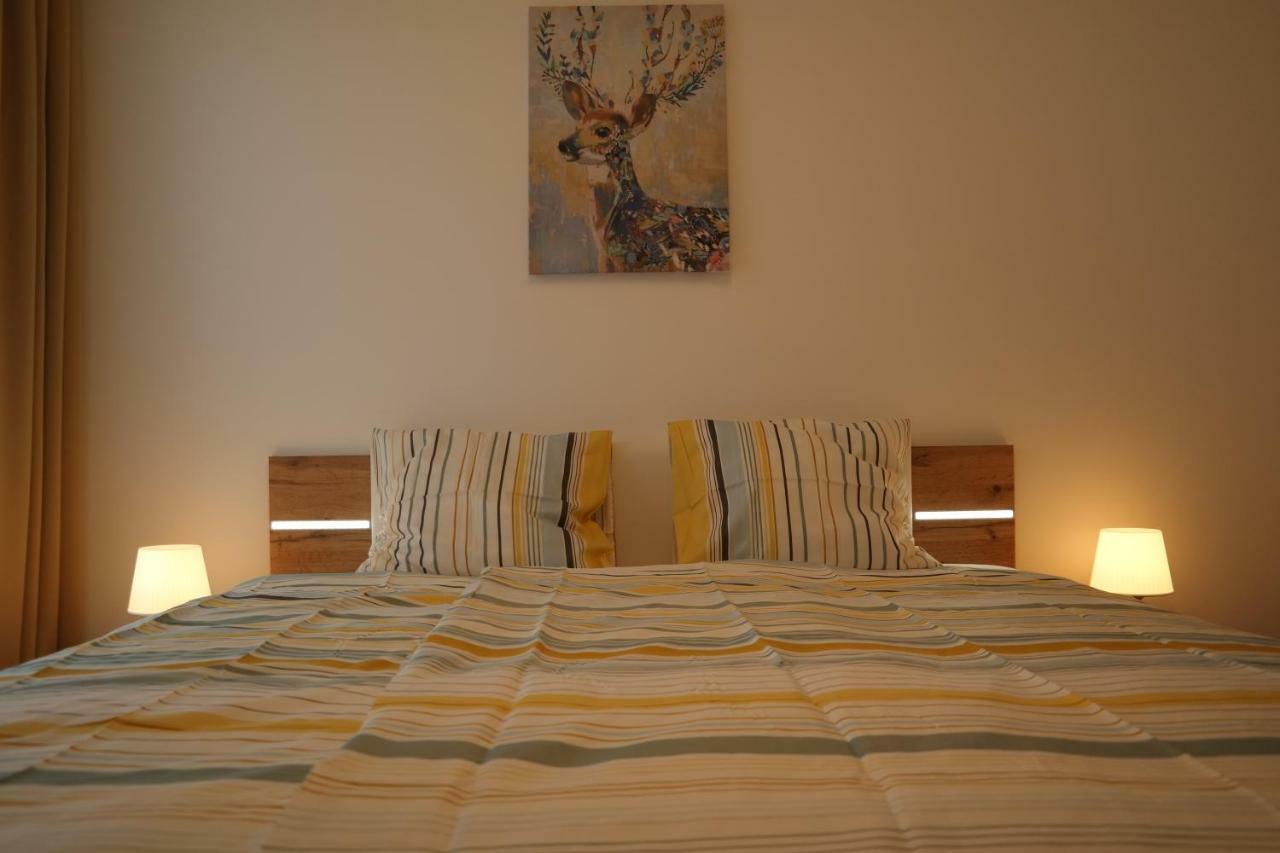 Holiday Apartman With Free Parking Győr Exteriör bild