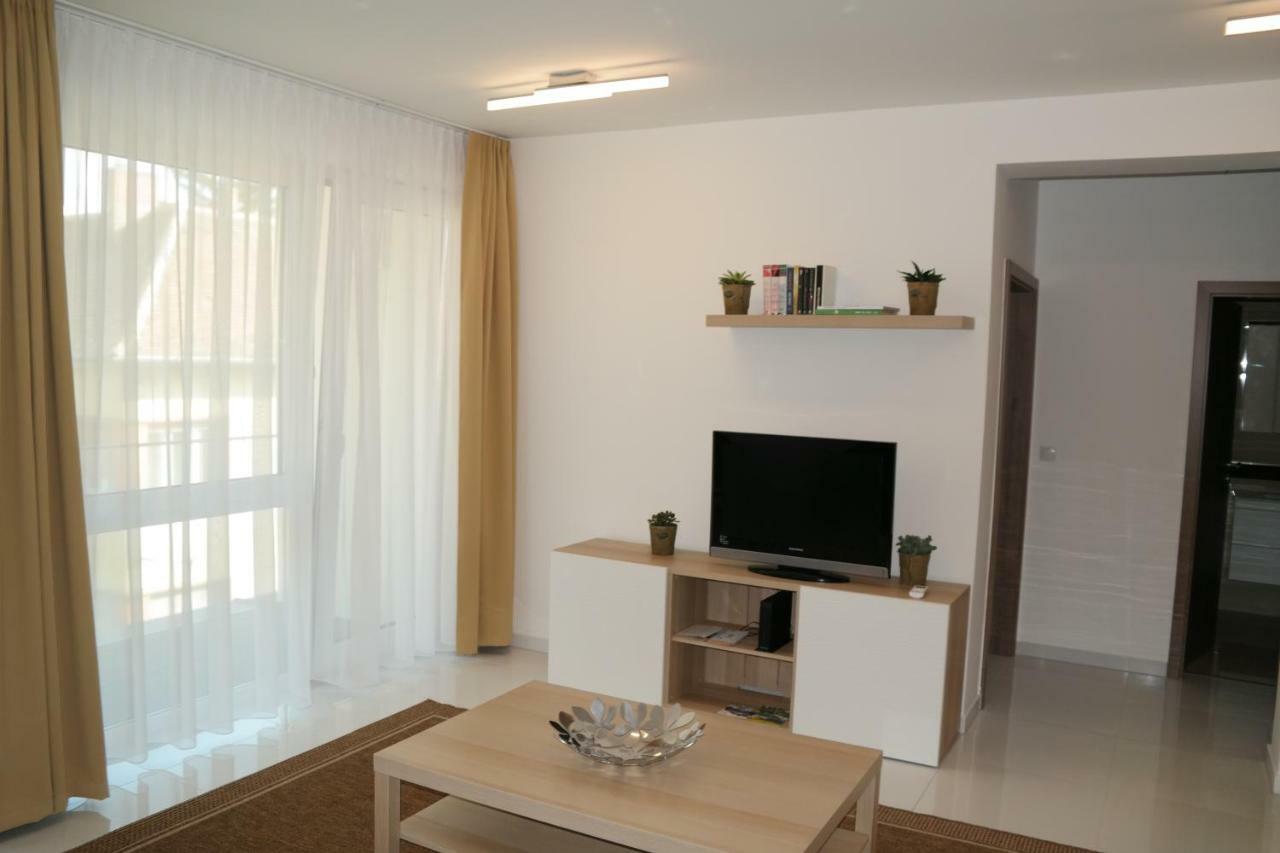 Holiday Apartman With Free Parking Győr Exteriör bild