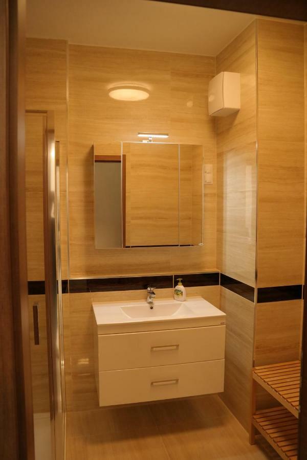 Holiday Apartman With Free Parking Győr Exteriör bild