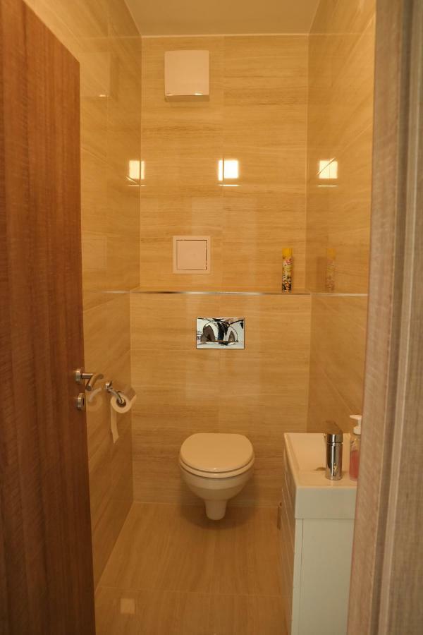 Holiday Apartman With Free Parking Győr Exteriör bild