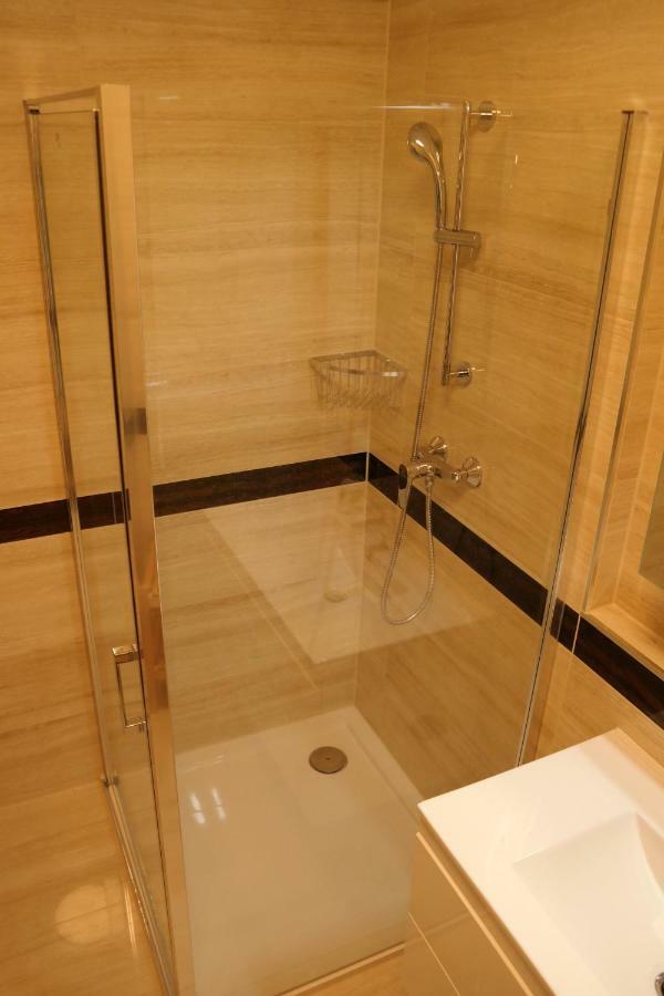 Holiday Apartman With Free Parking Győr Exteriör bild