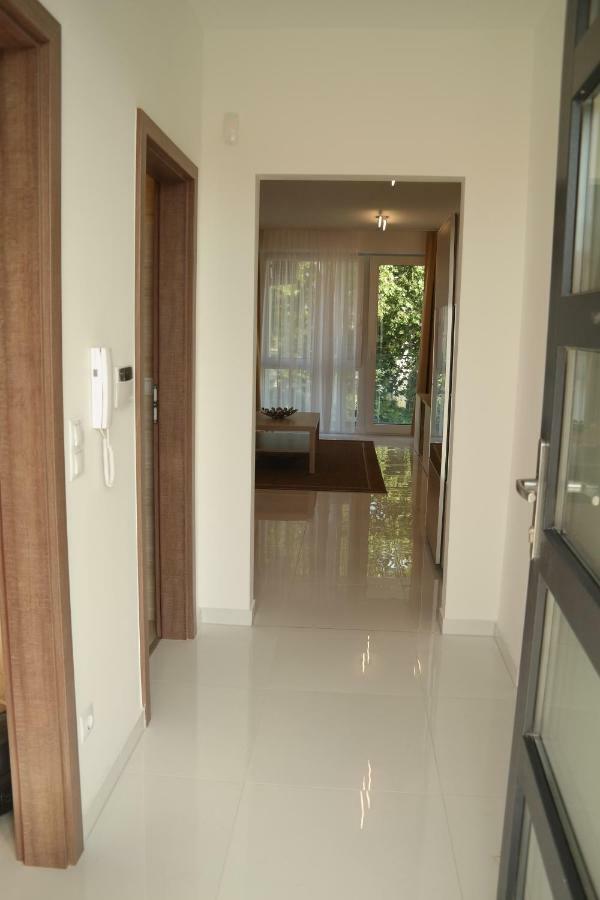 Holiday Apartman With Free Parking Győr Exteriör bild